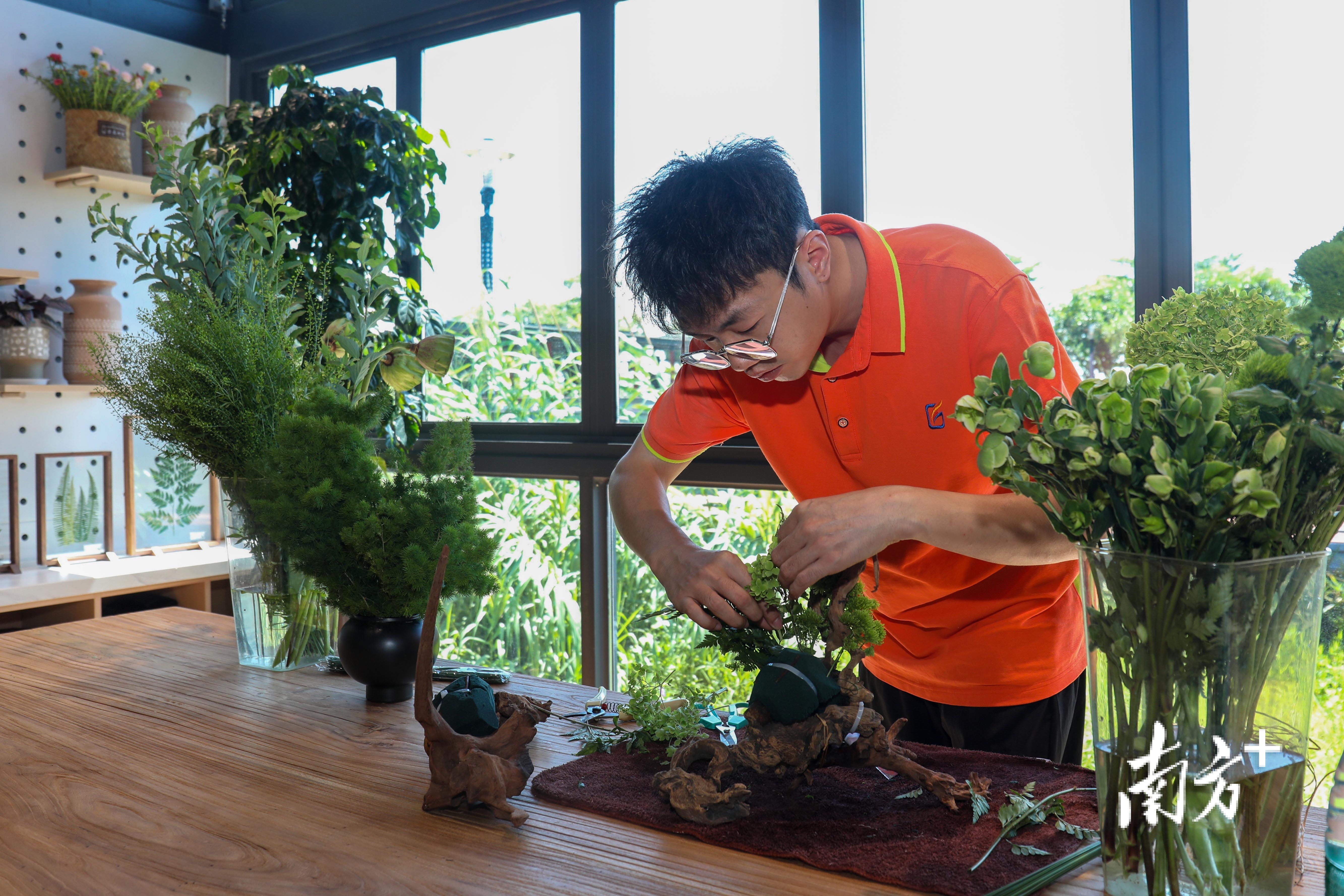 园艺工制作园艺作品。 园艺工制作园艺作品。