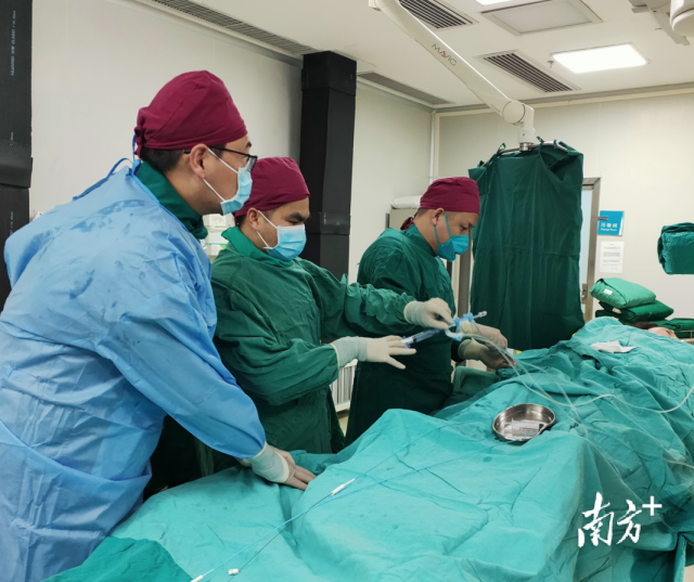 医护团队抢救中。