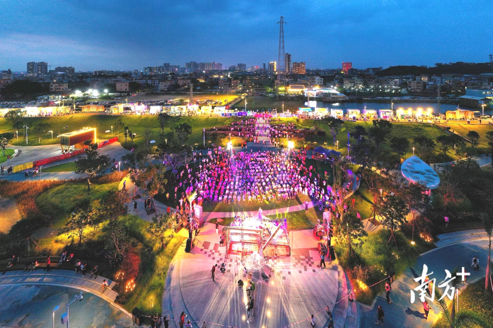 经过7个多月的发展,“儒林湾夕阳音乐会”日益成为擦亮南海九江“诗酒渔场,烟火九江”品牌的又一张城市名片。图为7月15日九江镇西江边举办的第七个专场“儒林湾夕阳音乐会”。梁平 摄 经过7个多月的发展,“儒林湾夕阳音乐会”日益成为擦亮南海九江“诗酒渔场,烟火九江”品牌的又一张城市名片。图为7月15日九江镇西江边举办的第七个专场“儒林湾夕阳音乐会”。梁平 摄