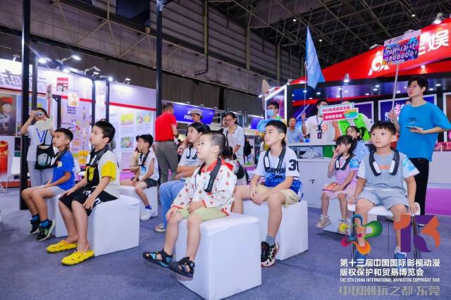 孩子们被能“闻”的动画片深深吸引。