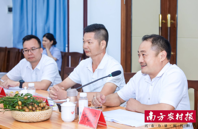 黄皮果农积极向与会专家问策取经。
