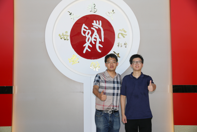 鵬昌集團(tuán)副總經(jīng)理董平天與南方農(nóng)村報(bào)記者合影,。