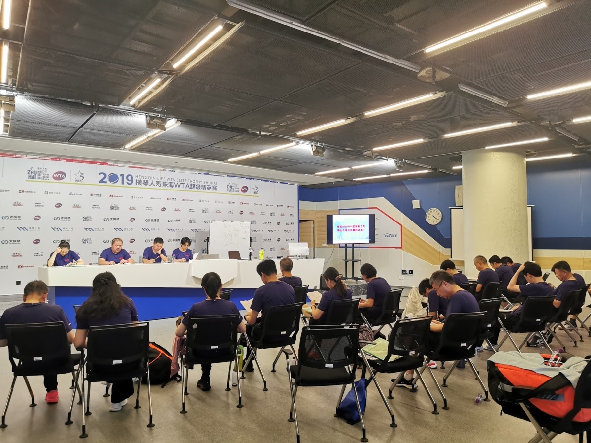 学员们在学习理论知识。