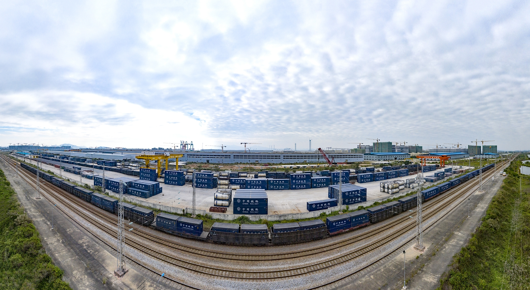 今年上半年,空海“双港”强势回升,助力金湾区外贸回暖。 南方+ 关铭荣 拍摄