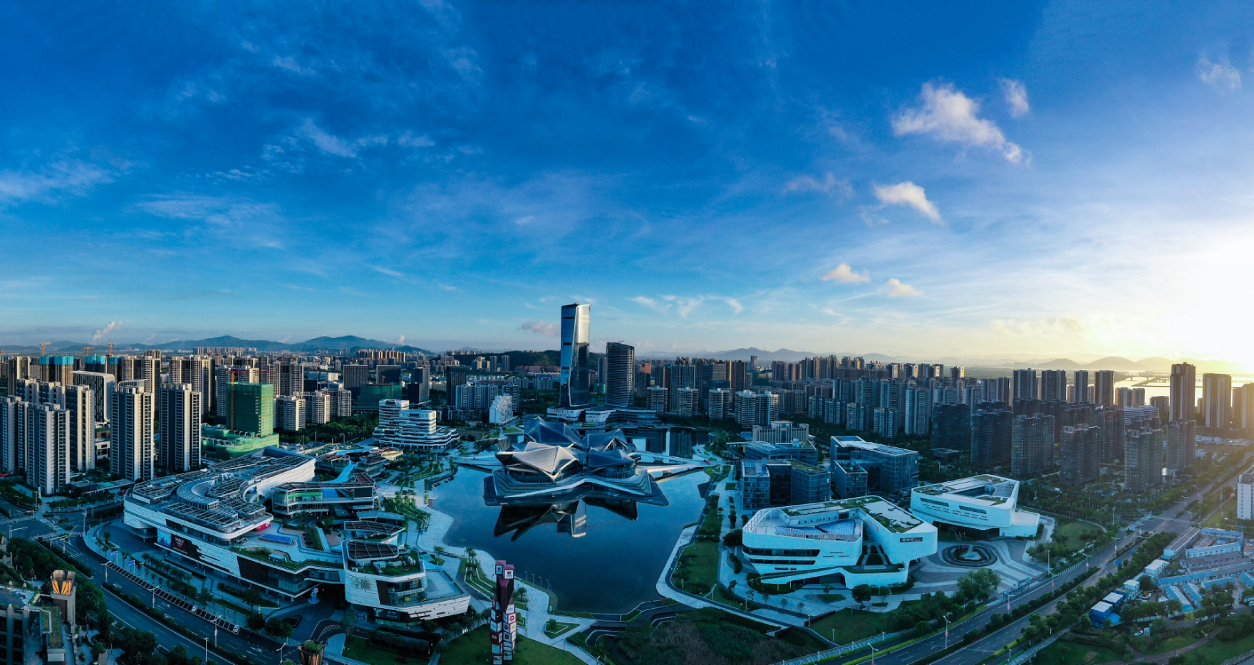 今年上半年,空海“双港”强势回升,助力金湾区外贸回暖。 南方+ 关铭荣 拍摄