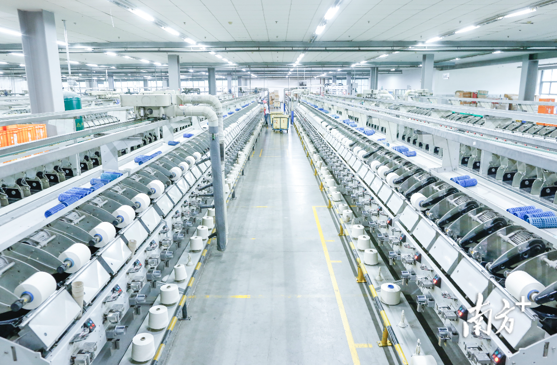 高明纺织服装产业要实现超500亿元产值。图为广东溢达梭织面料厂松纱车间。受访单位供图