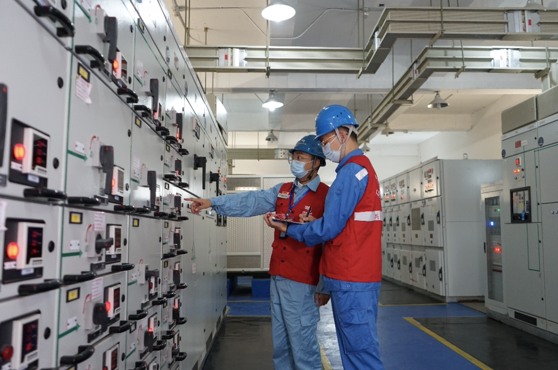 佛山供电局工作人员开展供电设备巡查。佛山供电局供图