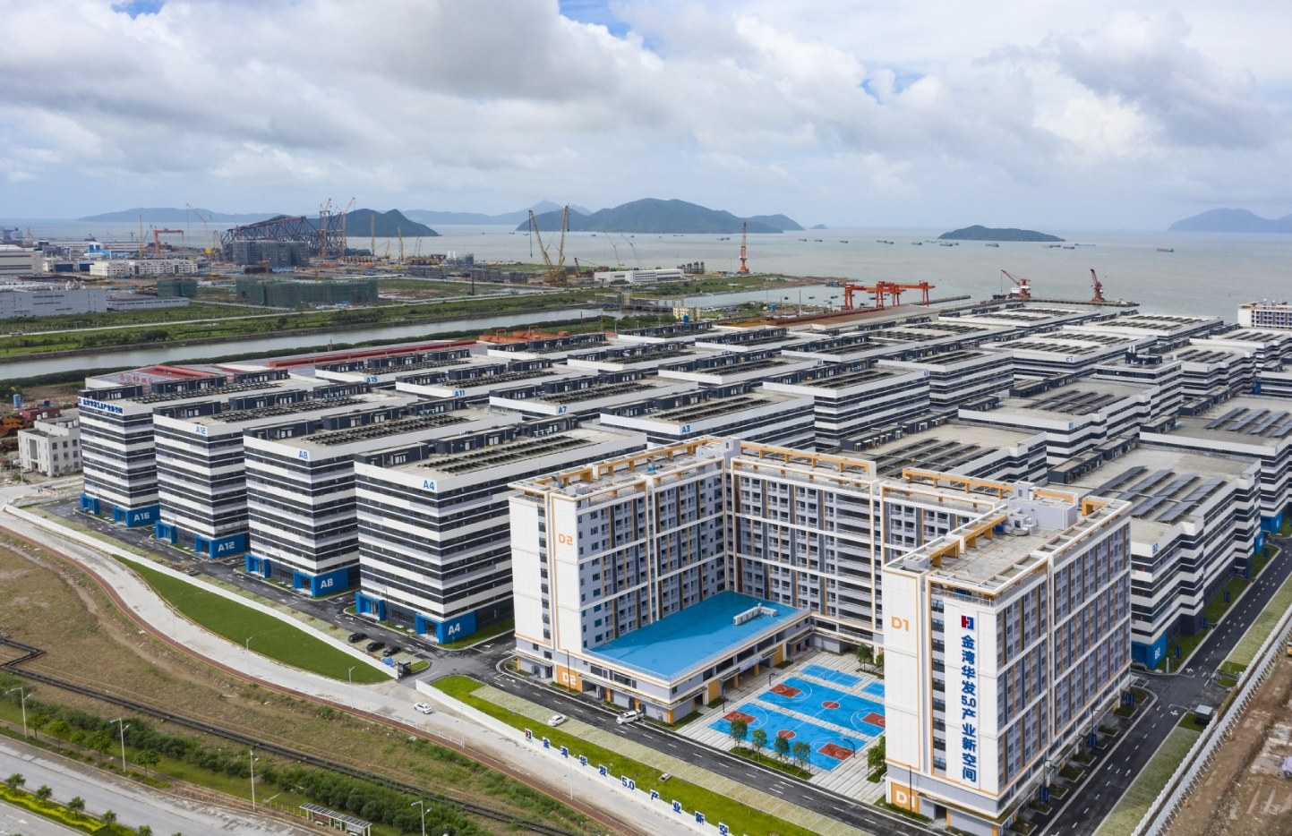 今年上半年,空海“双港”强势回升,助力金湾区外贸回暖。 南方+ 关铭荣 拍摄