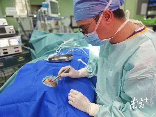 杨海弟教授为患儿植入一体化骨导助听器。  受访者供图