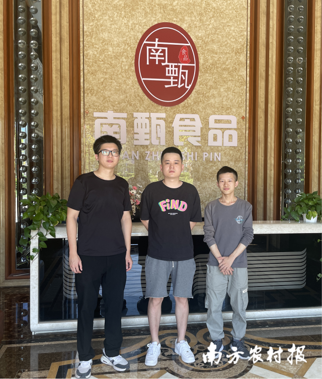 南甄食品总经理李思龙与南方农村报记者合影。