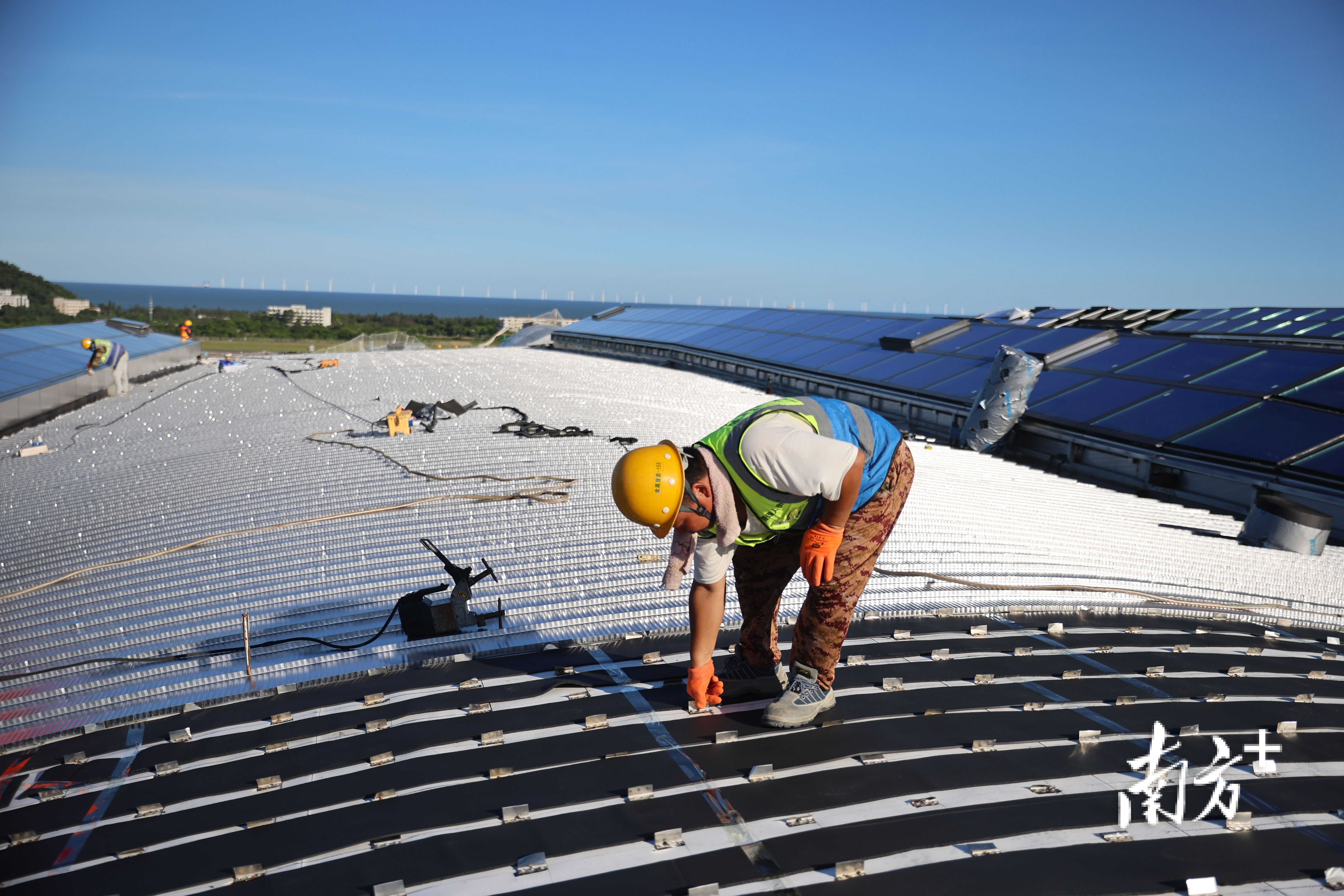 工人弯腰检查每一个部件。 工人弯腰检查每一个部件。