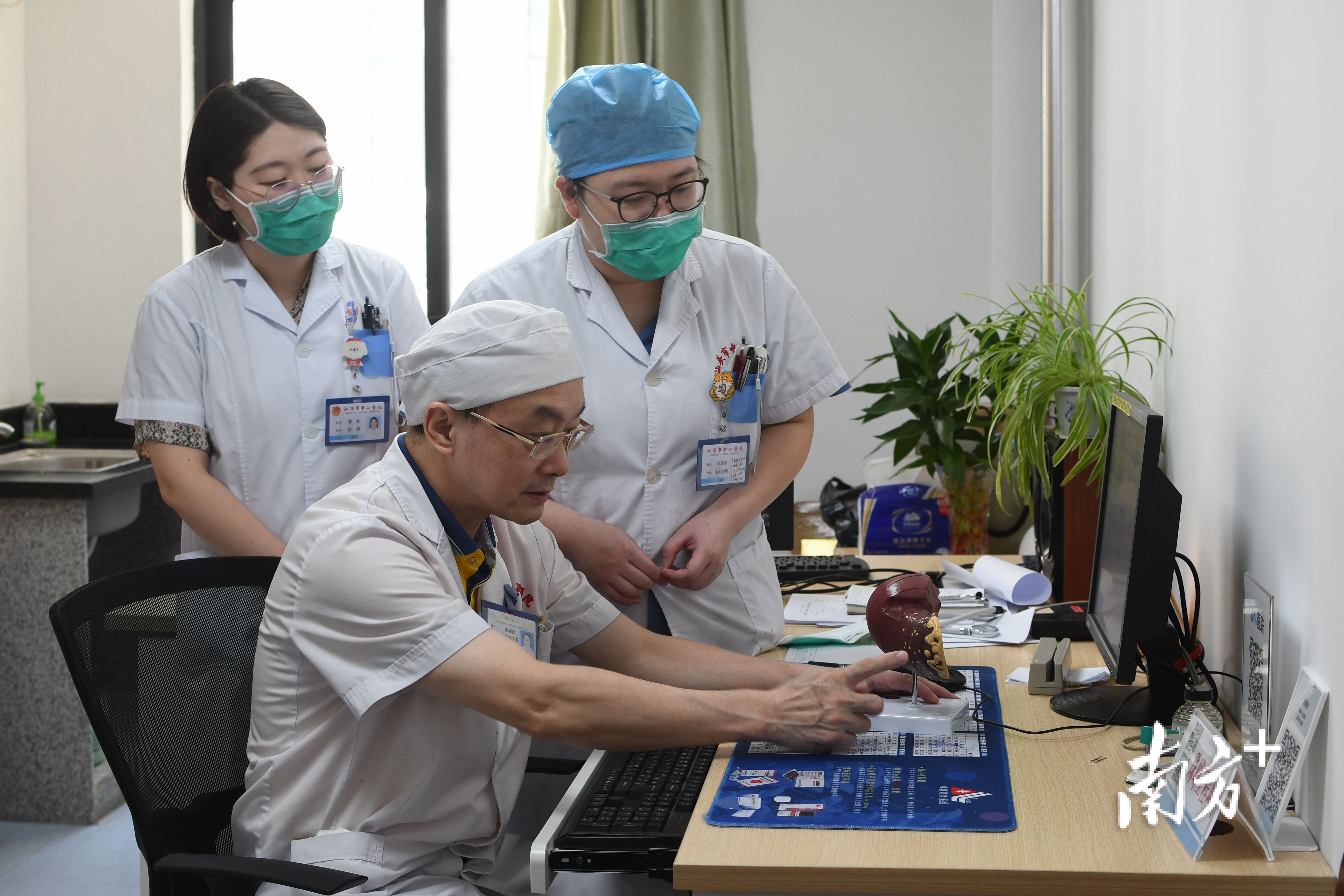 汕头市中心医院感染科团队正在讨论不同类型肝炎引起的病变。