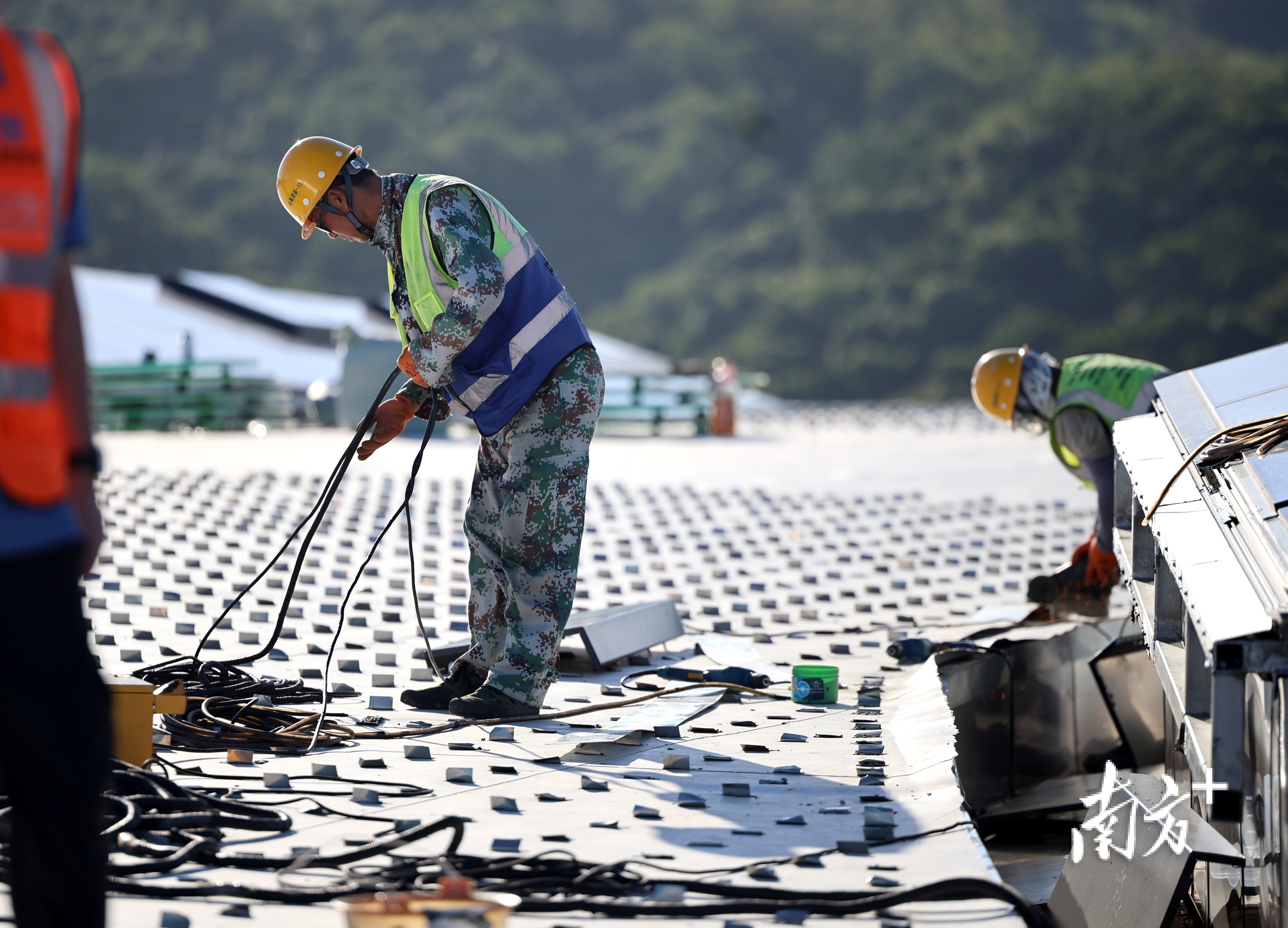 在金属面对阳光的反射作用下,工人们面临全方位的“烤”验。 在金属面对阳光的反射作用下,工人们面临全方位的“烤”验。