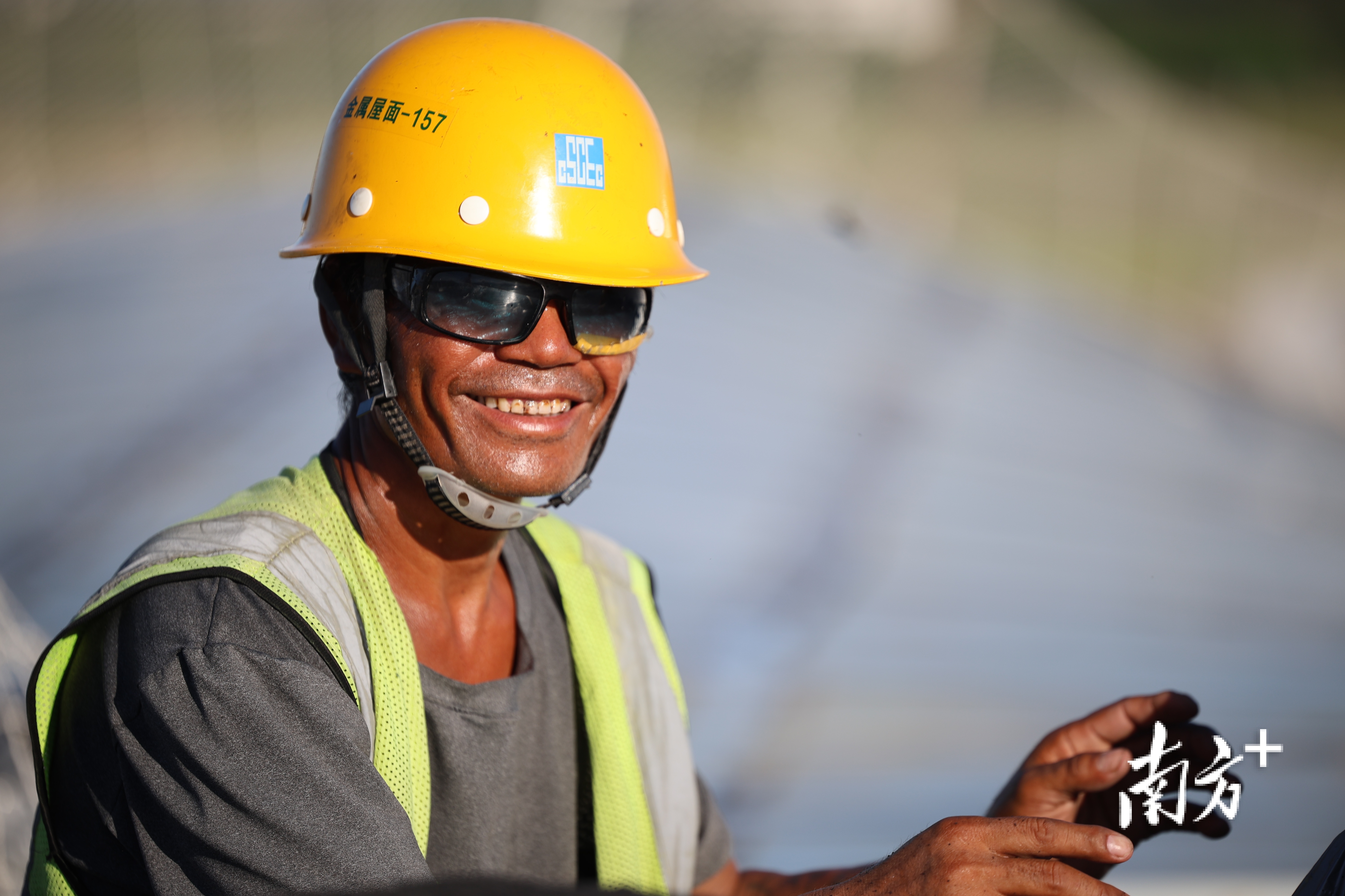 工人皮肤黝黑,在阳光下更显得油光灿灿。 工人皮肤黝黑,在阳光下更显得油光灿灿。