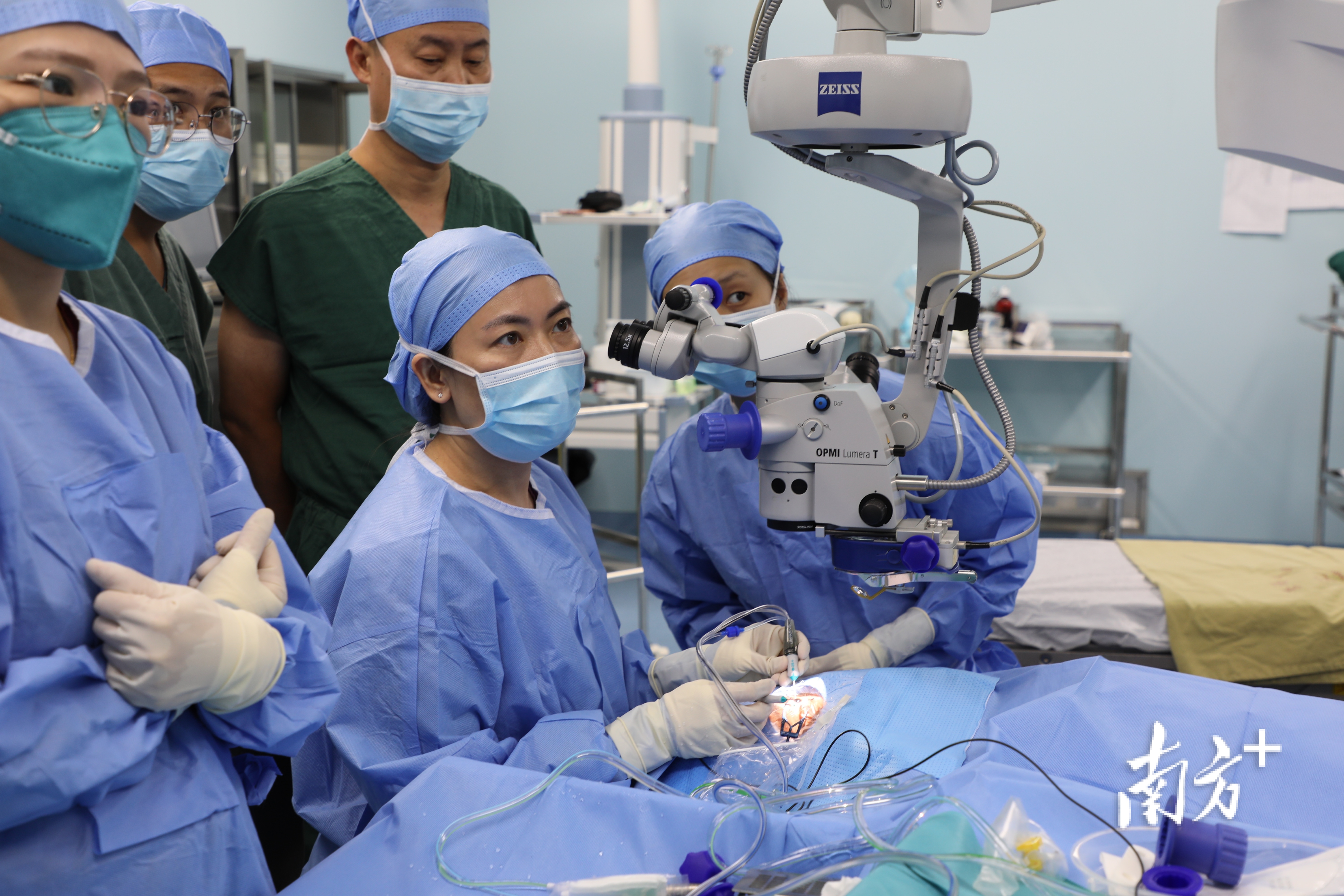 眼科团队配合默契，顺利完成手术。受访者供图