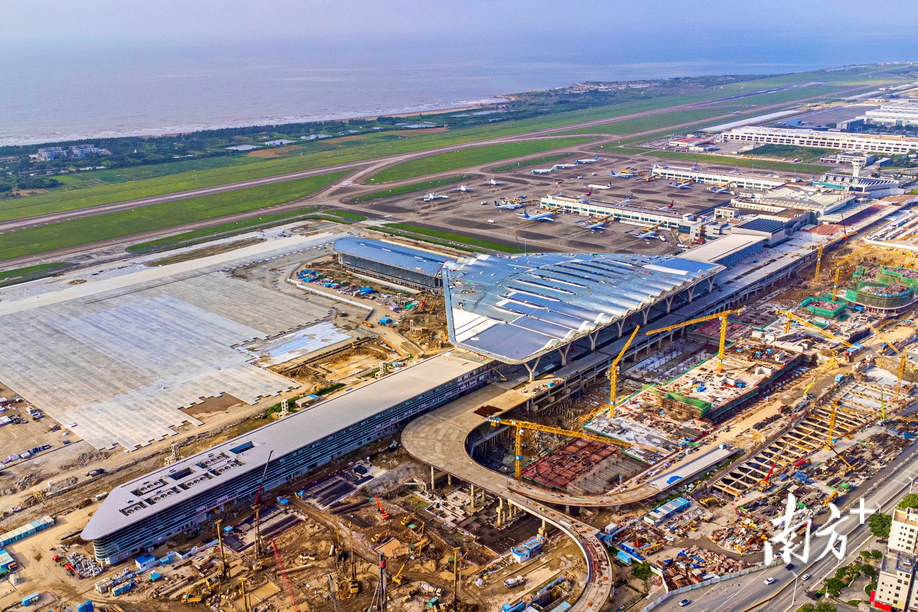 这块相当于9个标准足球场大小的金属屋面呈现折线形立面,充分展现了珠海机场新航站楼“碧波银贝”和“湾区之翼”的形象特点。 这块相当于9个标准足球场大小的金属屋面呈现折线形立面,充分展现了珠海机场新航站楼“碧波银贝”和“湾区之翼”的形象特点。