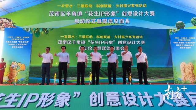  左起：茂南区羊角镇镇长黄文崇，茂南区人民政府副区长、羊角镇党委书记阮传参，茂南区委副书记何龙江，广东省农业农村厅帮扶工作指导处（老区建设处）翁伟中，茂名市农业农村局二级调研员李灵，茂南区委常委、区政府党组成员陈伟敏，茂南区政协副主席朱谢辉