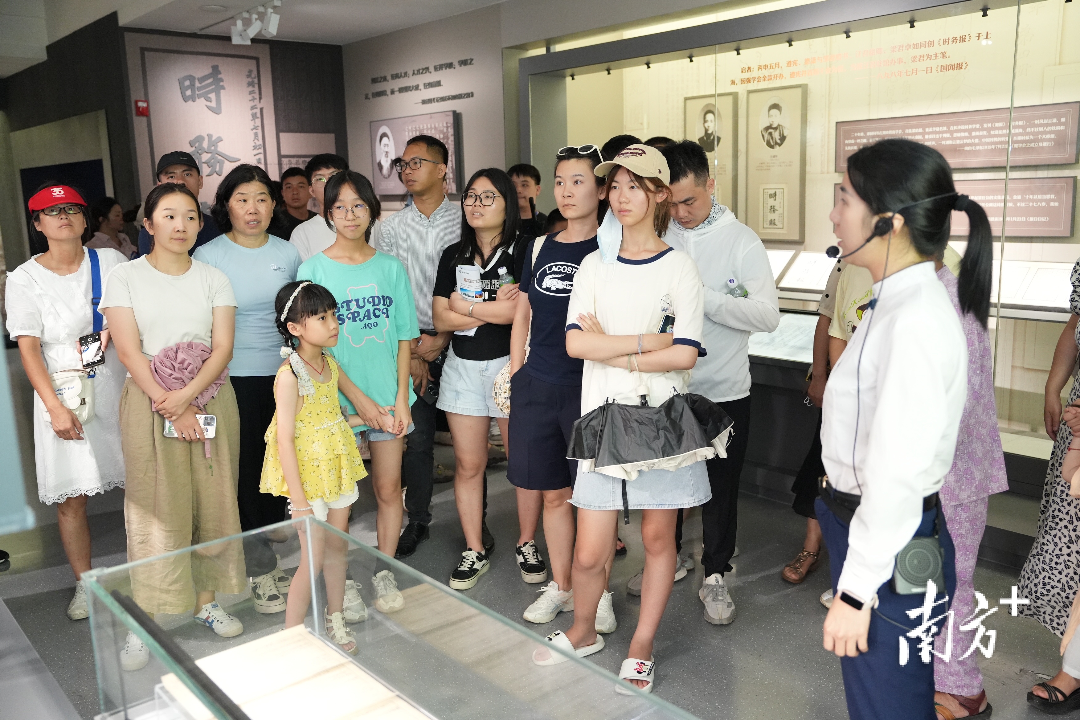 采风团参观梁启超故居纪念馆。