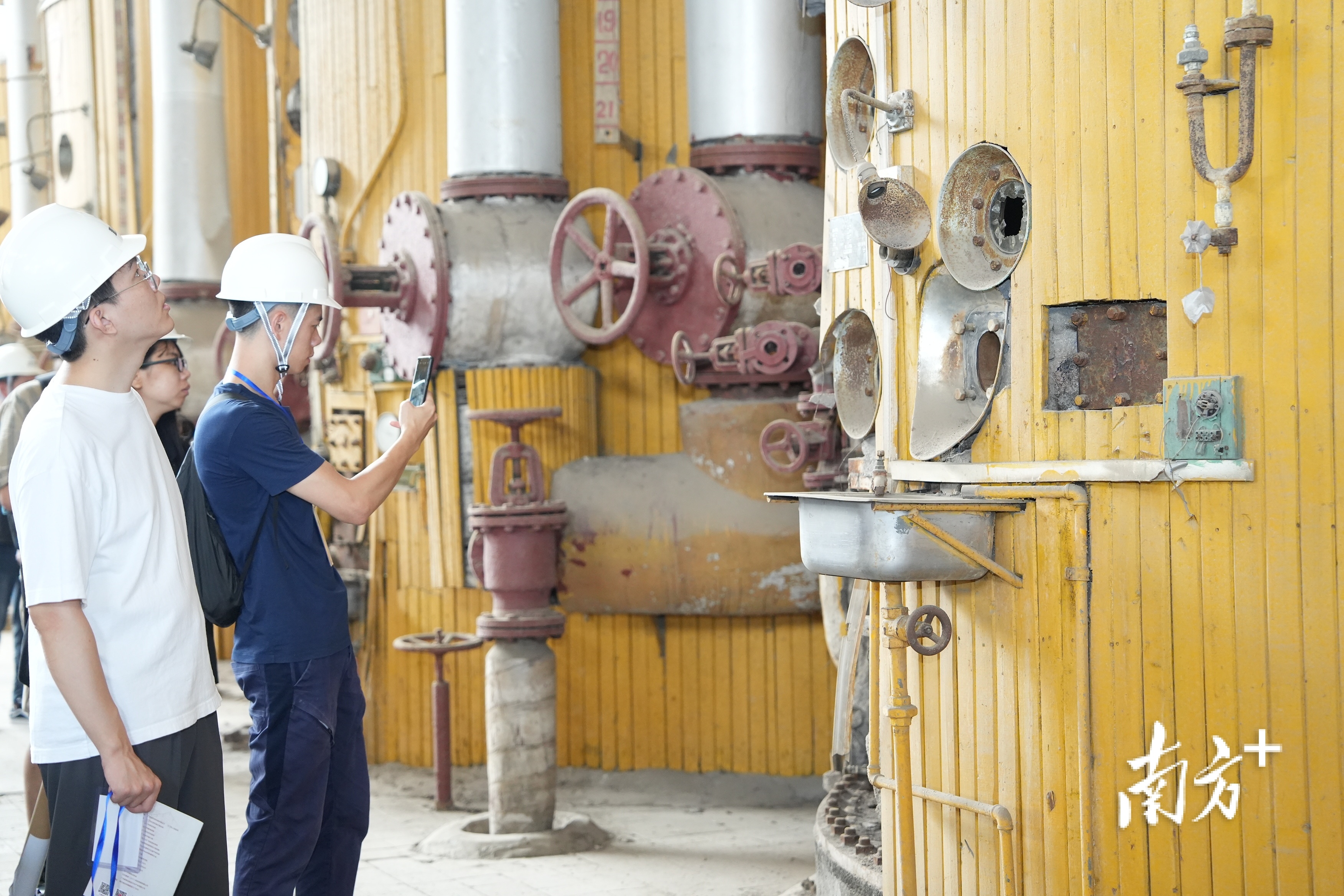 参赛选手参观考察江门市甘化厂工业遗址。