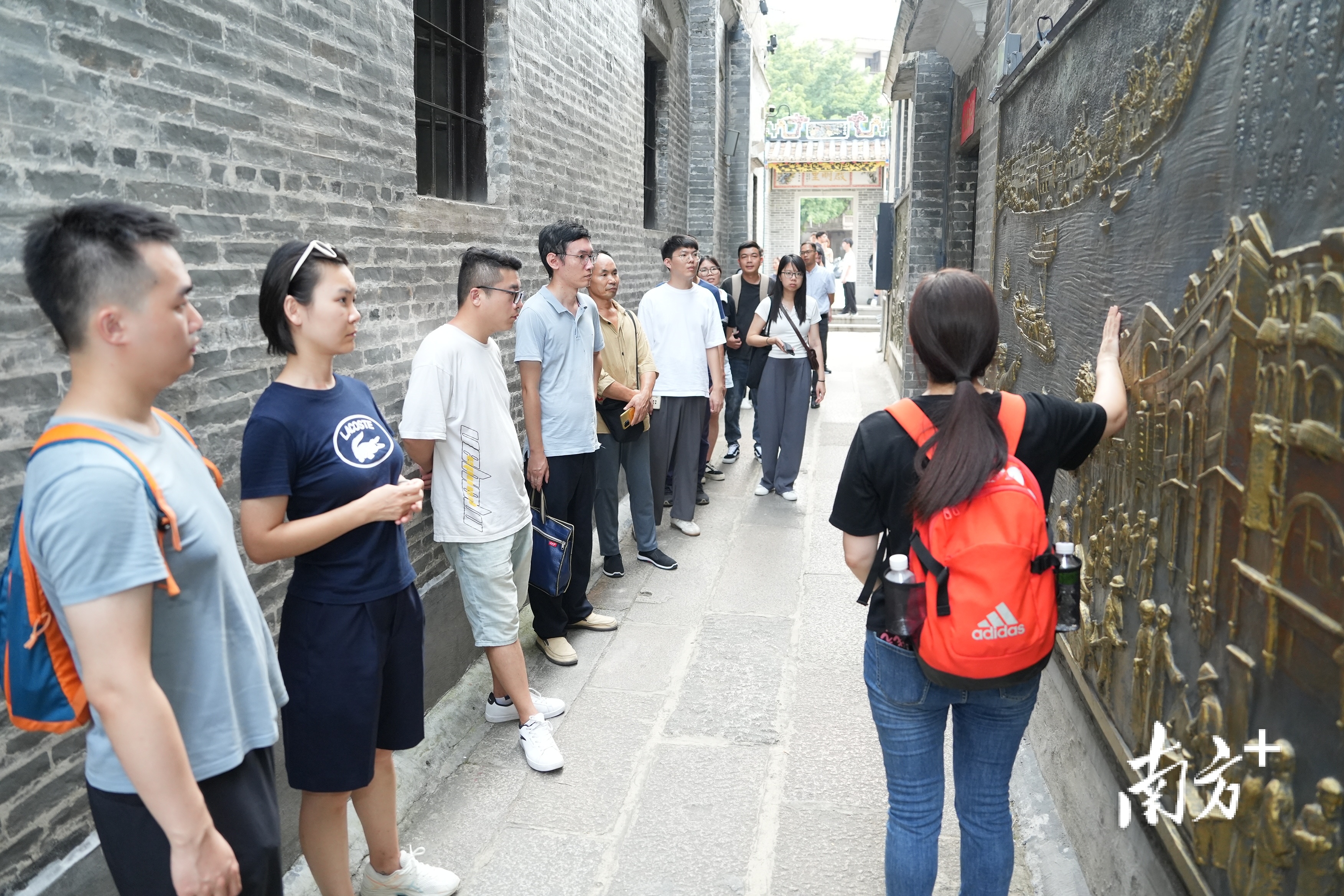 采风团实地走访启明里。