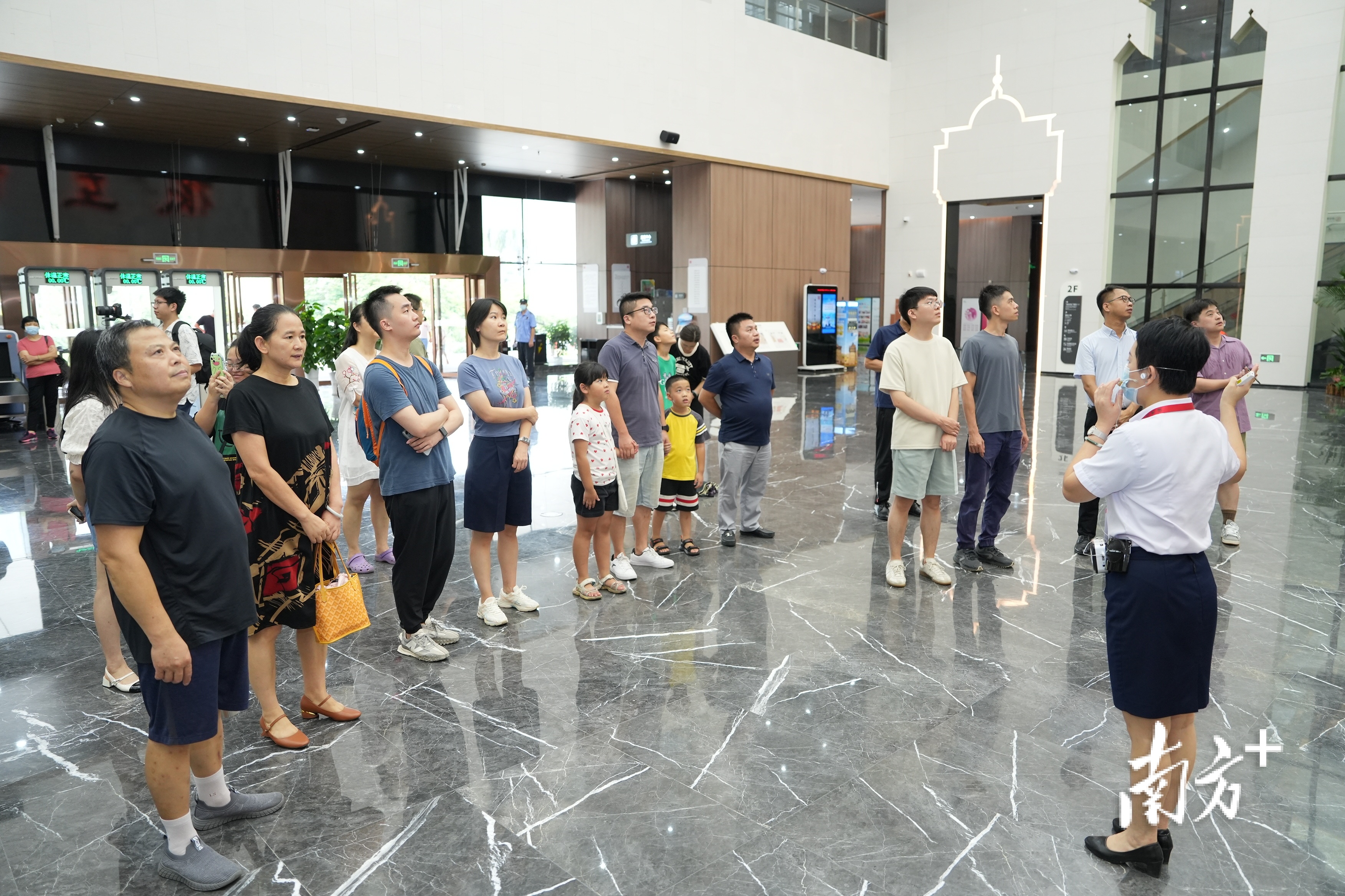 采风团参观中国侨都华侨华人博物馆。