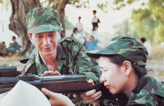 林煜和女儿一同在民兵连习武。受访者供图。 林煜和女儿一同在民兵连习武。受访者供图。