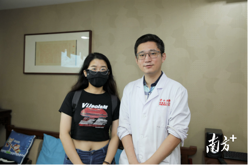 小李与管床医生张迪副主任医师合影。