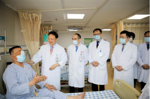 任东林教授团队查房。  