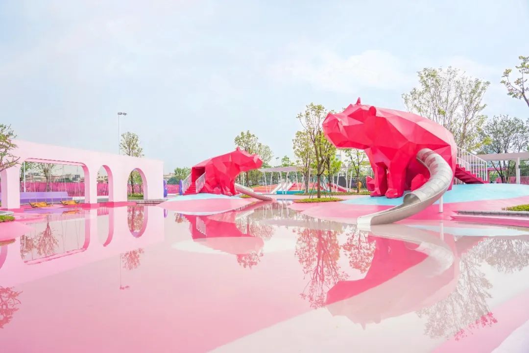 河马爸爸与河马妈妈对坐，注视着水乐园。桂城宣传文体旅游办供图
