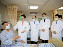 女子骶前囊肿反复感染肠瘘，腹骶联合入路手术一次解难题