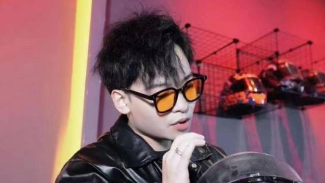 硬核！#广东乡村歌手大赛 选手挑战最热神曲 #罗刹海市