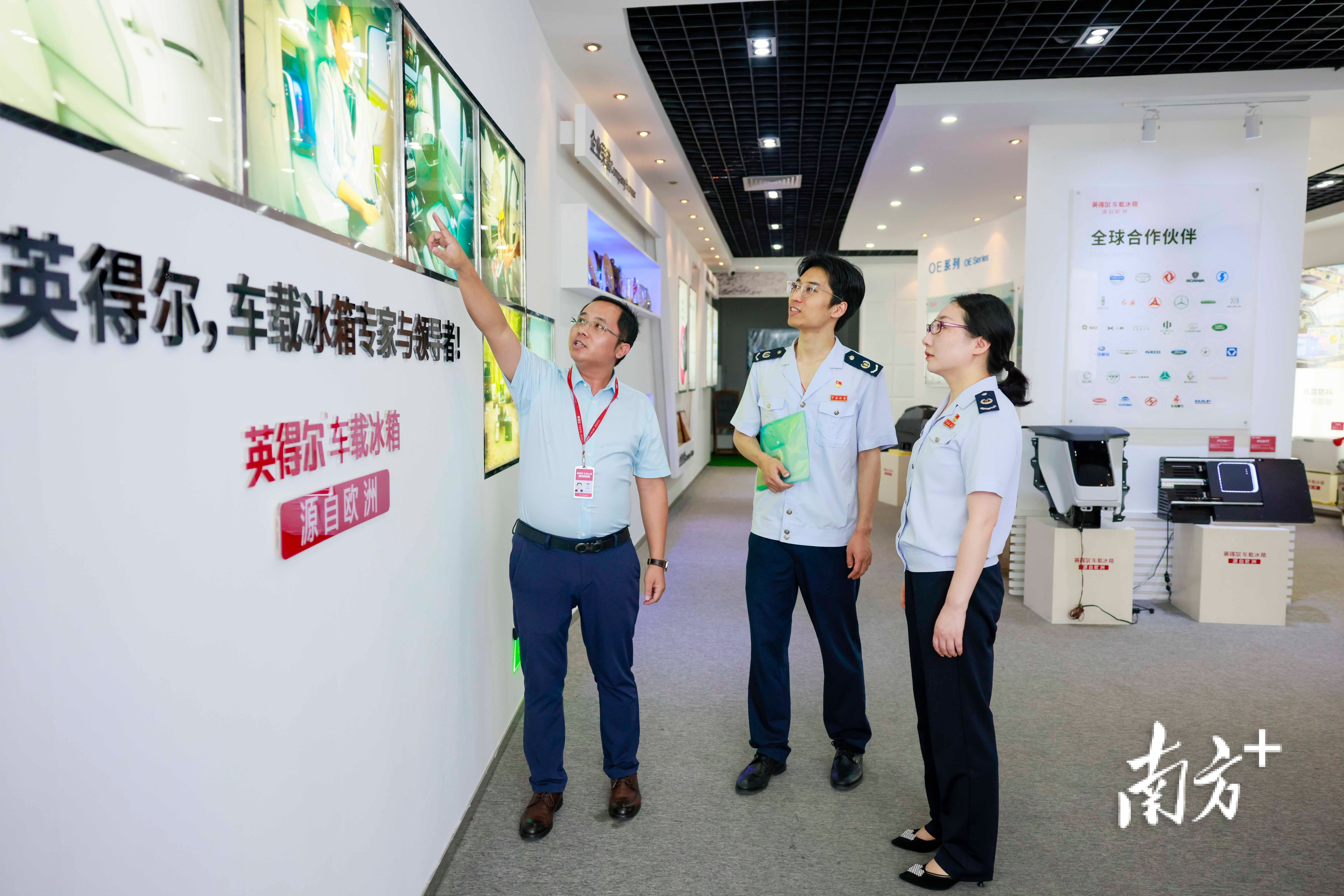 中山火炬高技术产业开发区税务局工作人员深入企业了解涉税诉求。