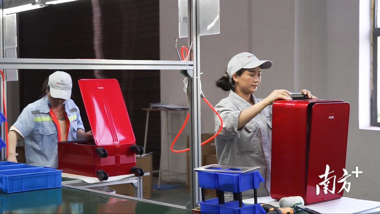 背靠双元铝业发展起来的贵州铭恒新材料有限公司，是一家生产高档行李箱的企业。  南方+ 李姗恒 拍摄