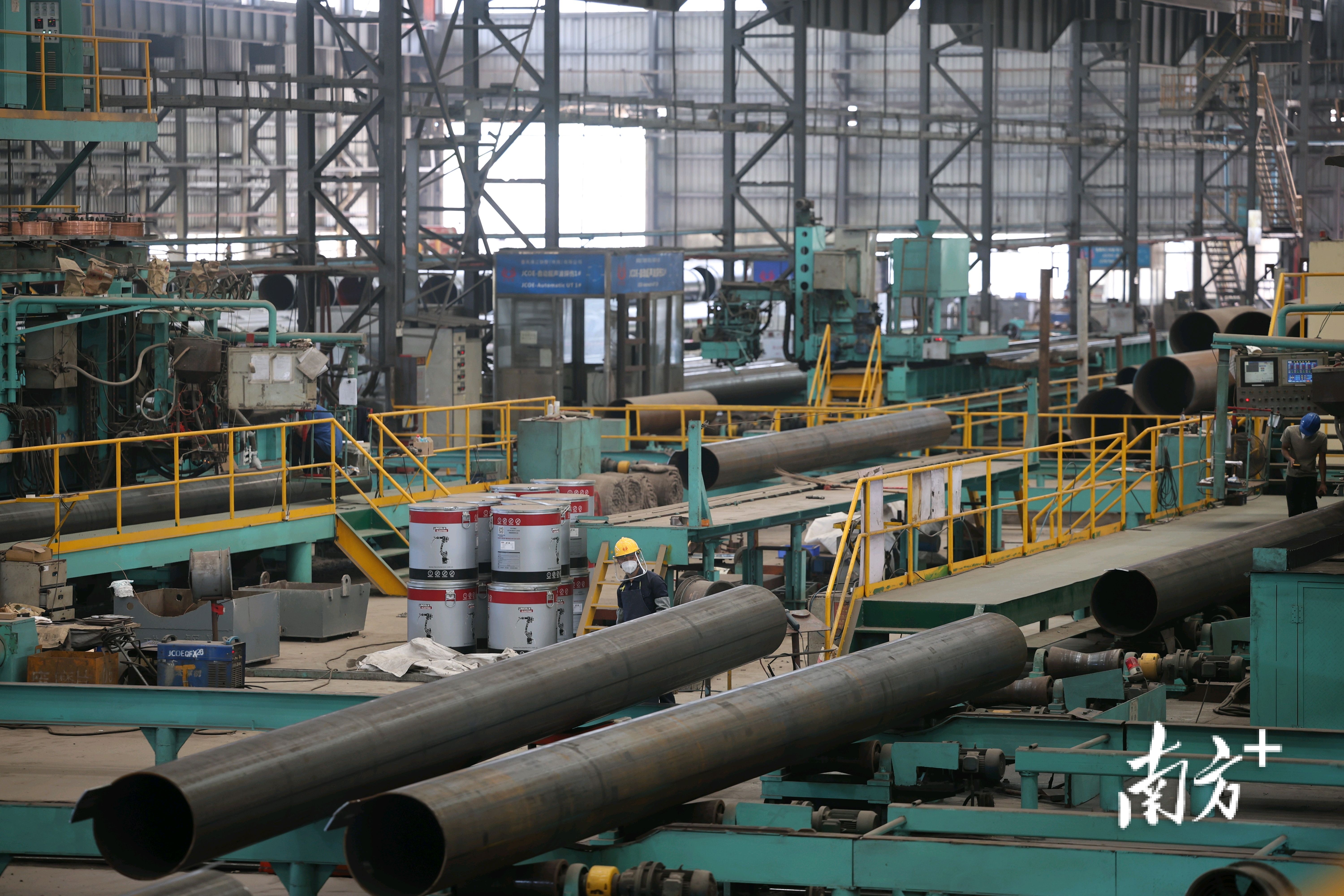 珠江钢管主要从事海洋工程，包括海底油气管线、海上风力发电及海上平台等专用特种钢管产品的研制，开发各类高性能钢管。&nbsp;