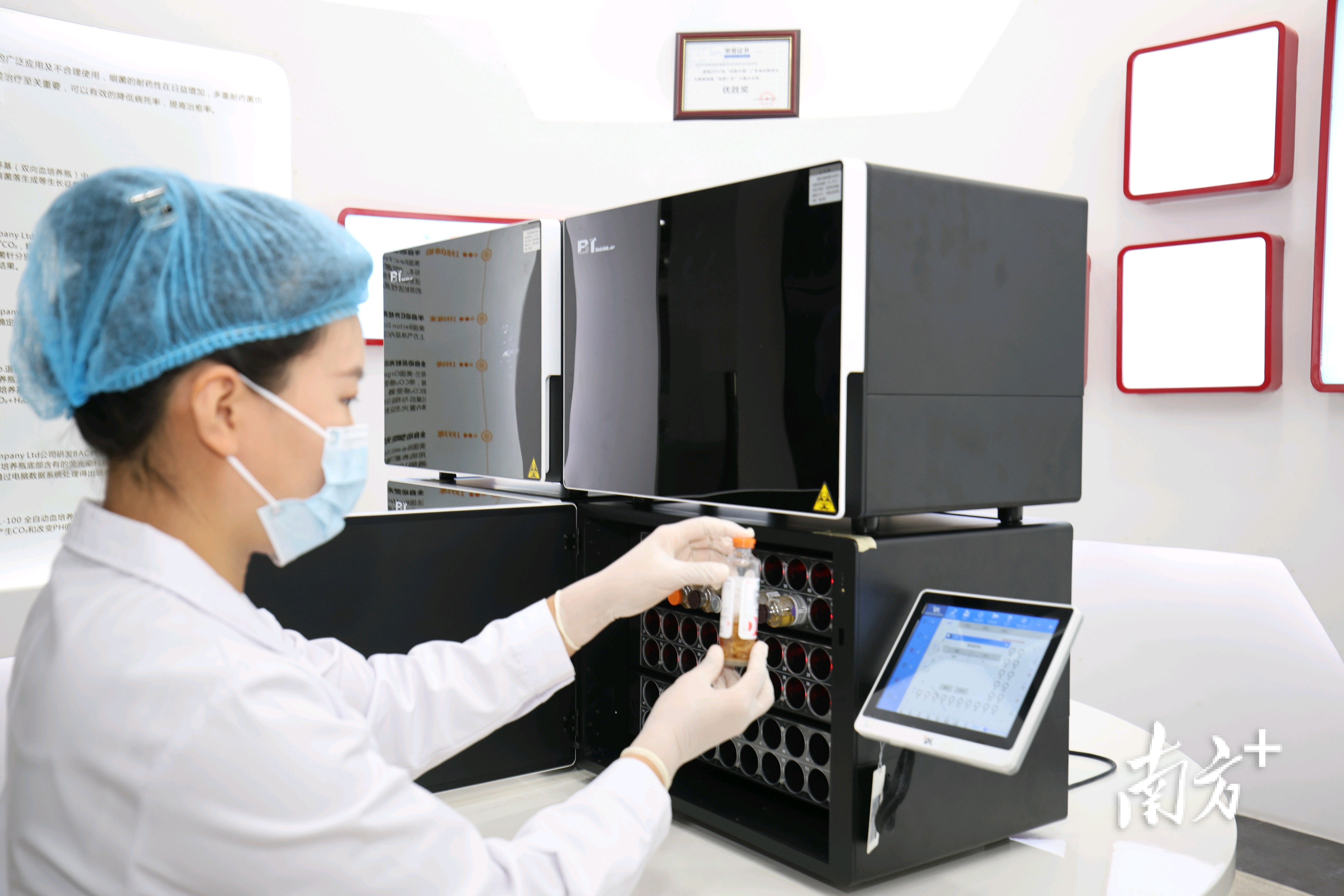 迪尔生物实验室工作人员正在操作检测仪器。&nbsp;