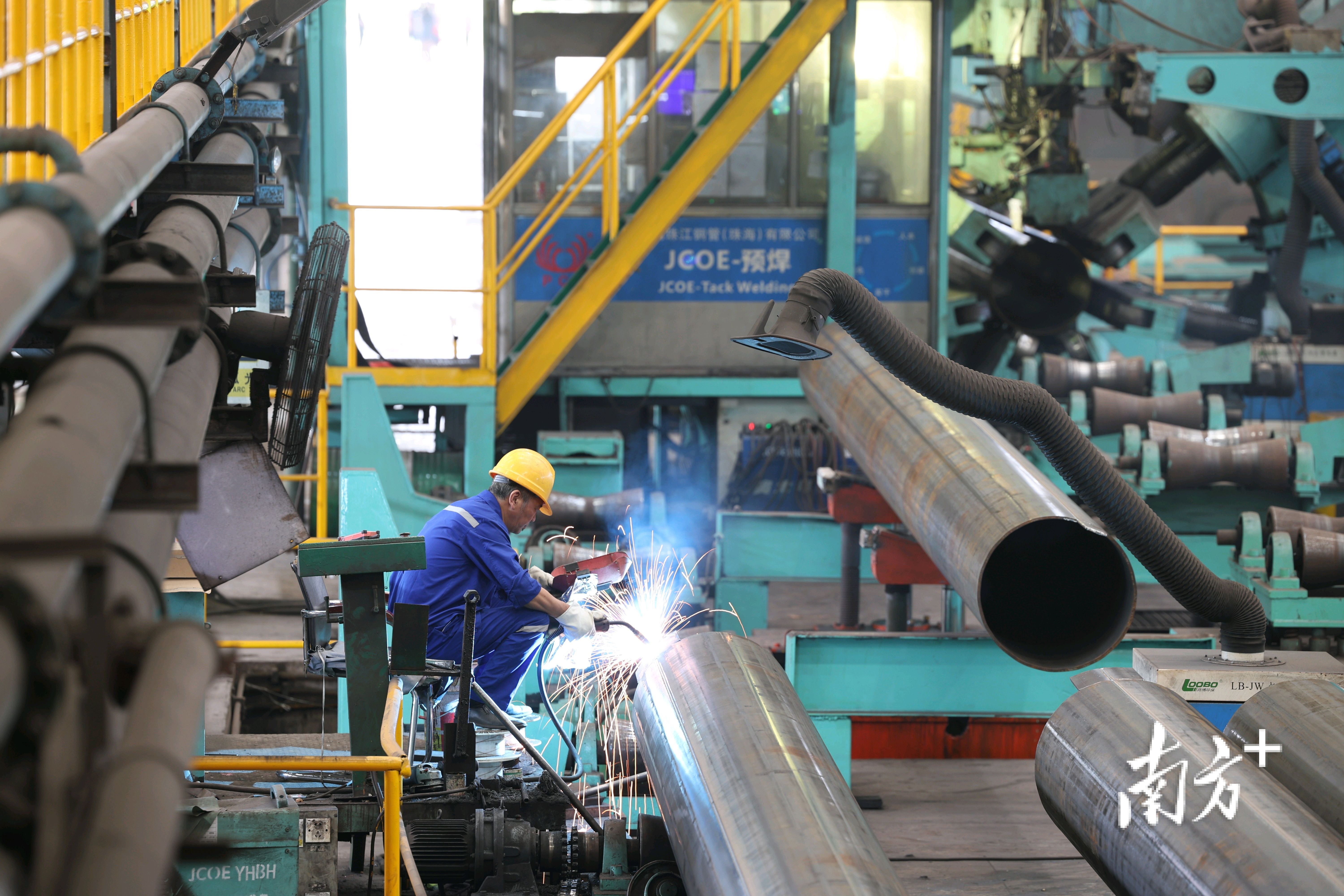 珠江钢管生产车间内，工作人员正进行焊接作业。&nbsp;