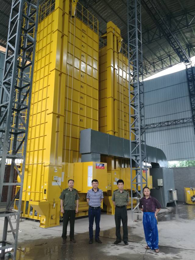 林国升（左一）等专家组视察农机使用状况