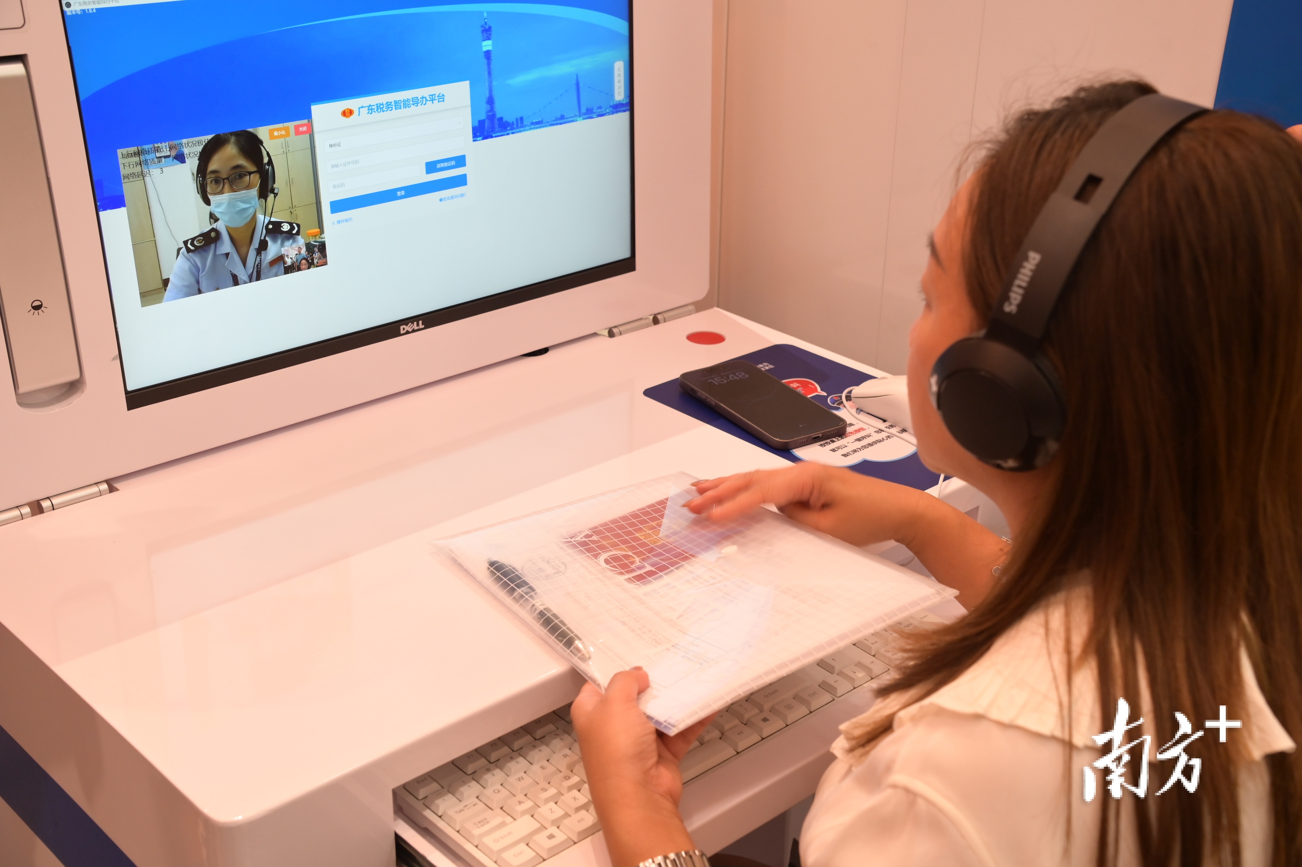 市民使用“蓝盒子”远程辅导。 市民使用“蓝盒子”远程辅导。