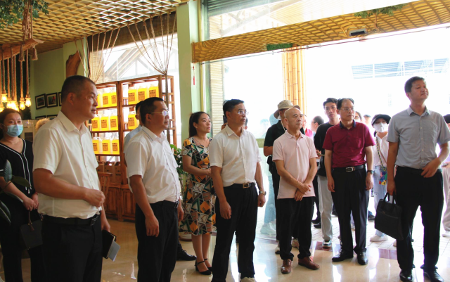 △7月28日,人大代表视察大桥镇乡村振兴服务中心。 △7月28日,人大代表视察大桥镇乡村振兴服务中心。