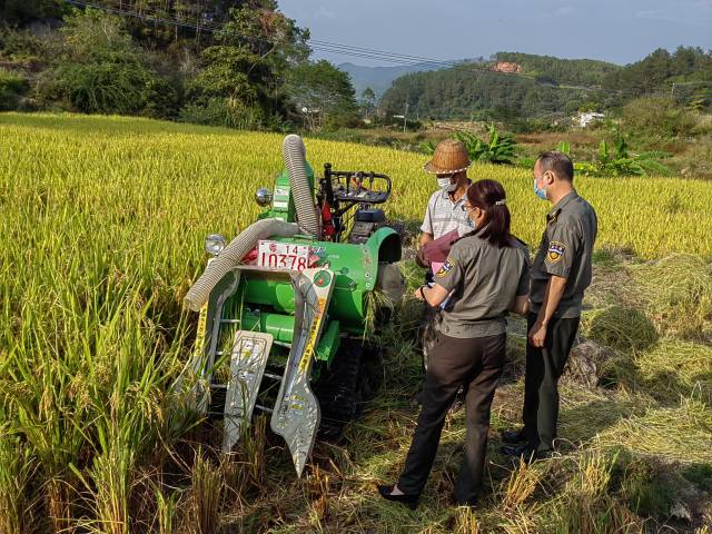林国升在田间地头推广农机技术