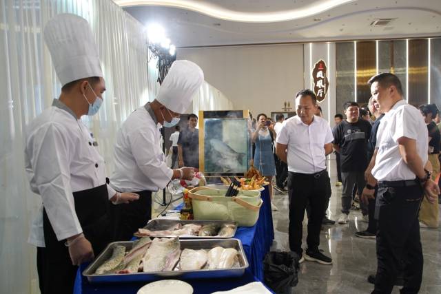 现场，中山供应商与潮州采购商交流。