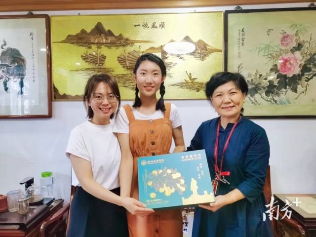 广州新华学院护理学院院长王秀岚、护理学院校友王小洁为新生送上录取通知书。
