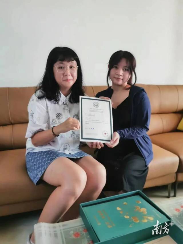 广州新华学院药学院校友凌茜文为新生送上录取通知书。