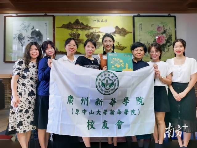 广州新华学院校友会为新生送录取通知书。 广州新华学院校友会为新生送录取通知书。