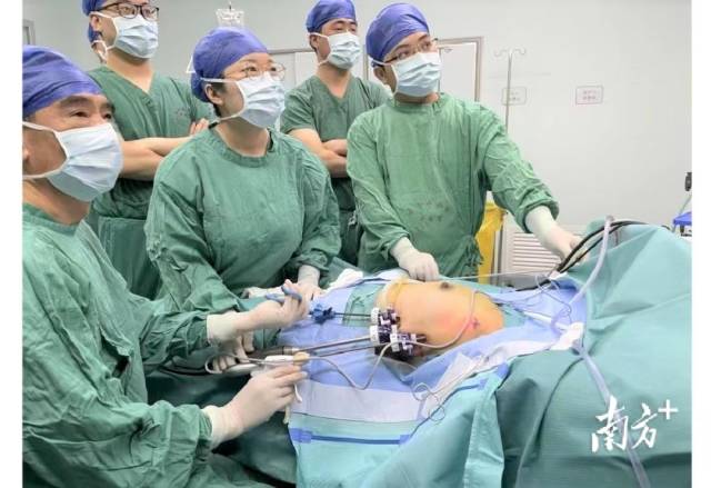 罗云峰团队开展腔镜手术场景。  受访者供图