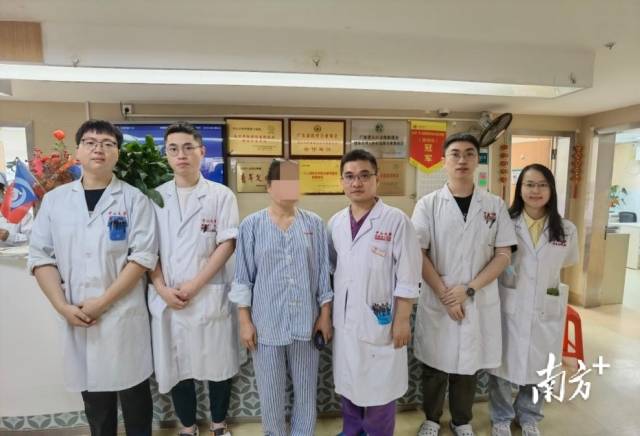 王女士出院前，与治疗团队合影。  受访者供图