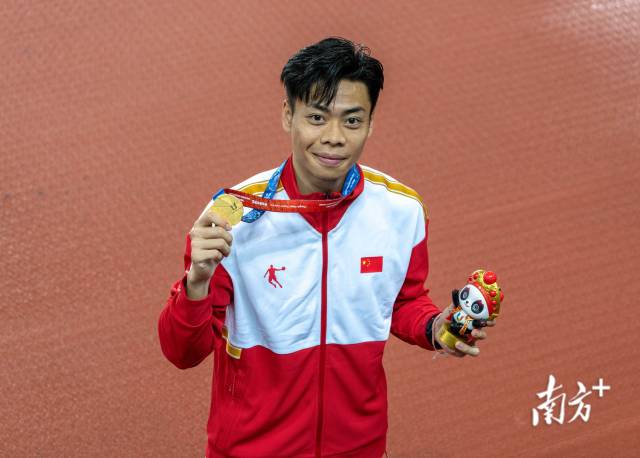 陈冠锋率队夺得成都大运会男子4x100米接力冠军.南方 记者 姚志豪 摄