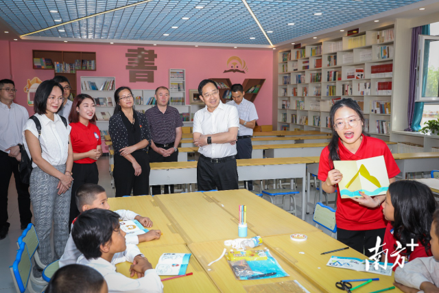  华南师范大学的大学生志愿者为小学生科普地理知识