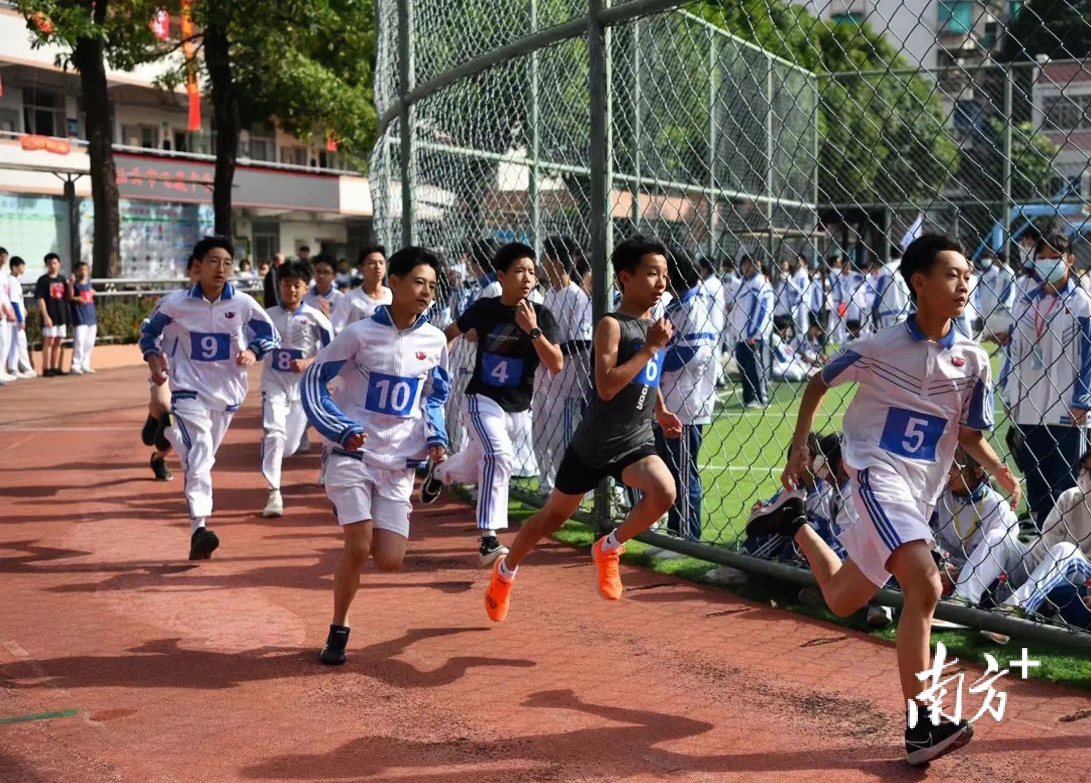 汕头市飞厦中学学生田径运动会现场。
