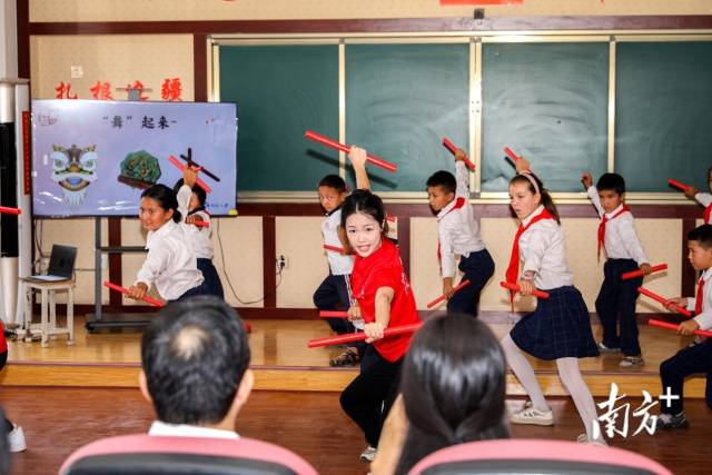  华南师范大学的大学生志愿者教当地小学生跳英歌舞